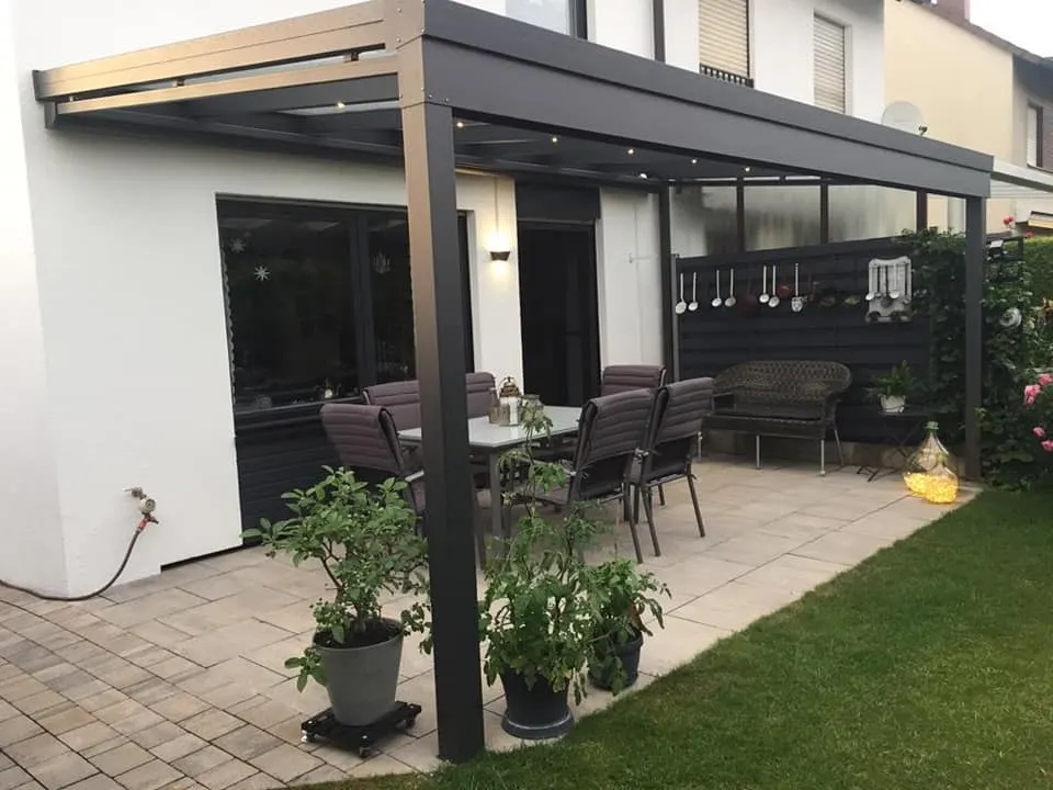 Terrassenüberdachung am Abend – Bärike Rund ums Haus