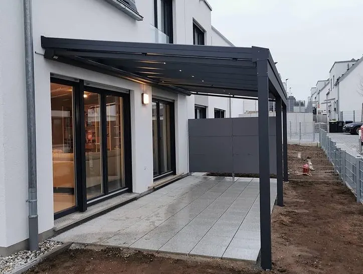 Anthrazit Terrassenüberdachung mit Sichtschutz – Bärike Rund ums Haus